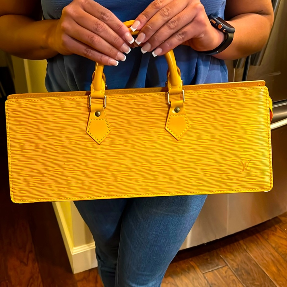 AUTH LV EPI SAC TRIANGLE